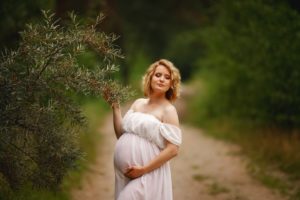 Natalia sesja ciążowa w lesie