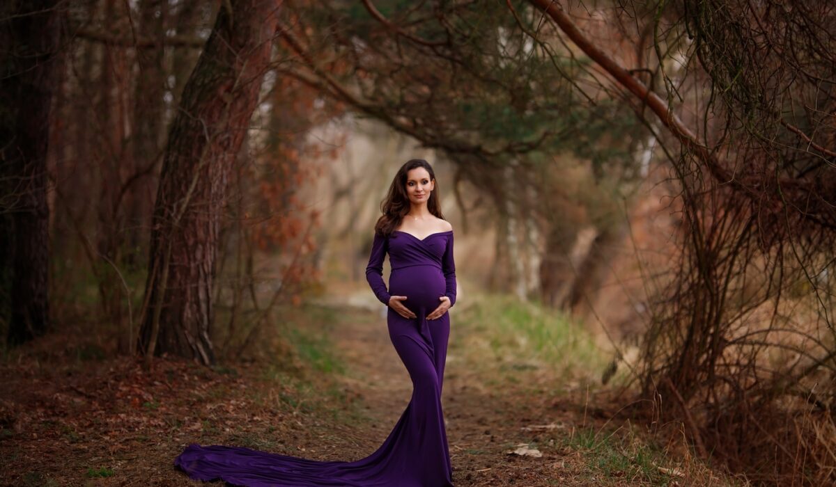Natalia sesja ciążowa plenerowa w lesie